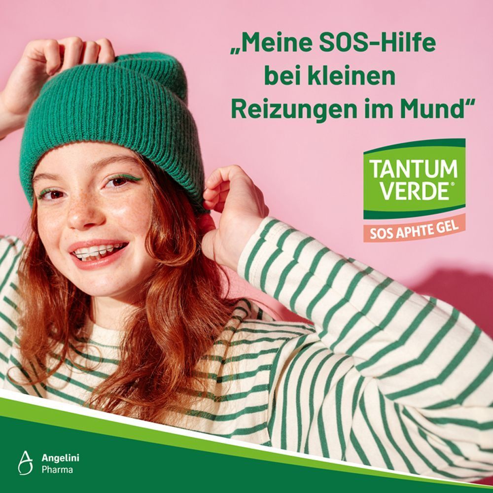 Ein Mädchen mit grüner Mütze. Auf dem Hintergrund steht: TANTUM VERDE SOS Aphte Gel. Meine SOS-Hilfe bei kleinen Reizungen im Mund.