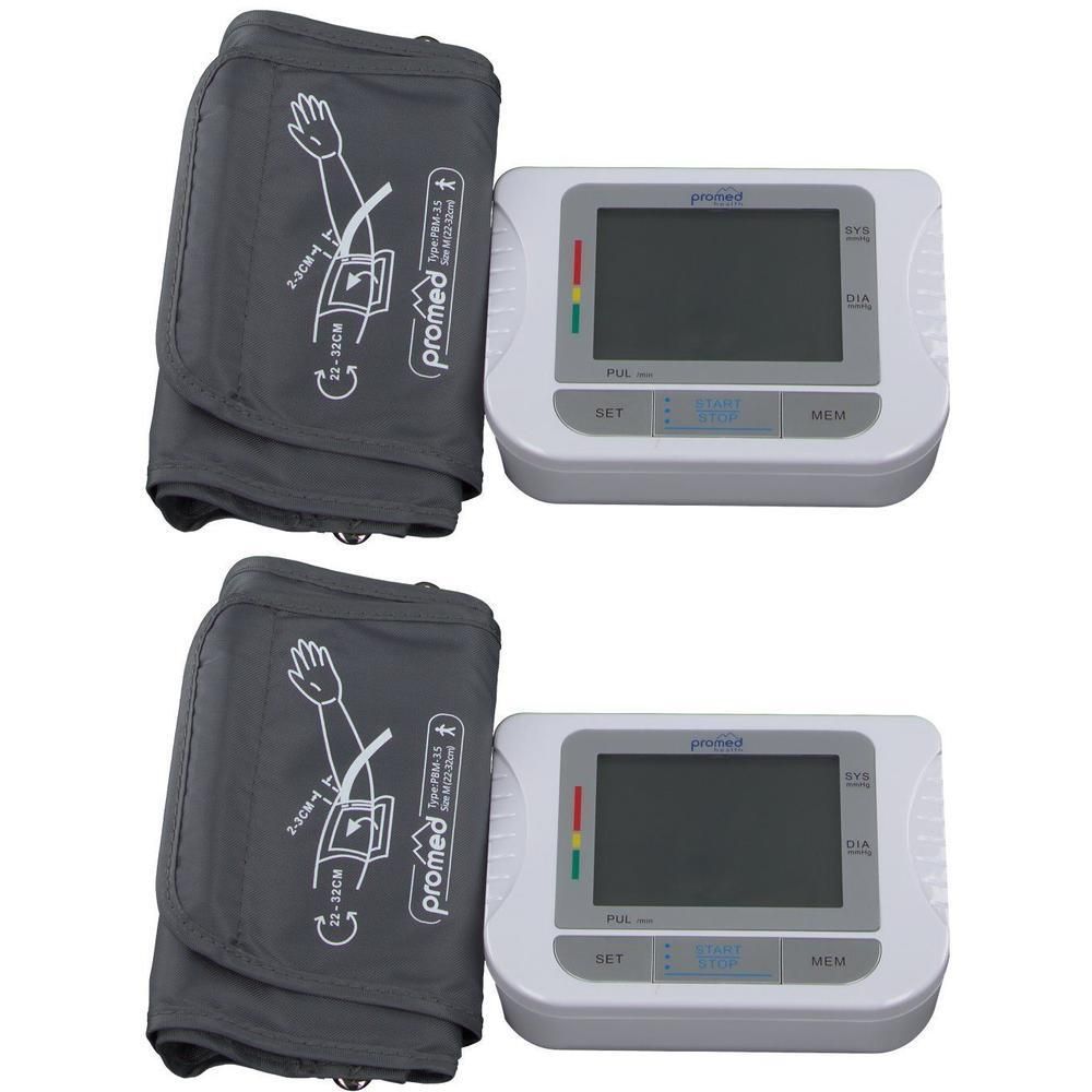 Zwei Blutdruckmessgeräte mit Manschetten. Weiße Basis mit Display, Knöpfen und Promed-Logo. Manschetten grau, mit Arm-Illustration.