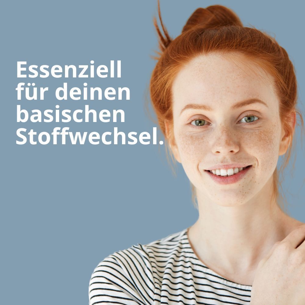 Porträt einer lächelnden Frau mit roten Haaren. Text: Essenziell für deinen basischen Stoffwechsel.