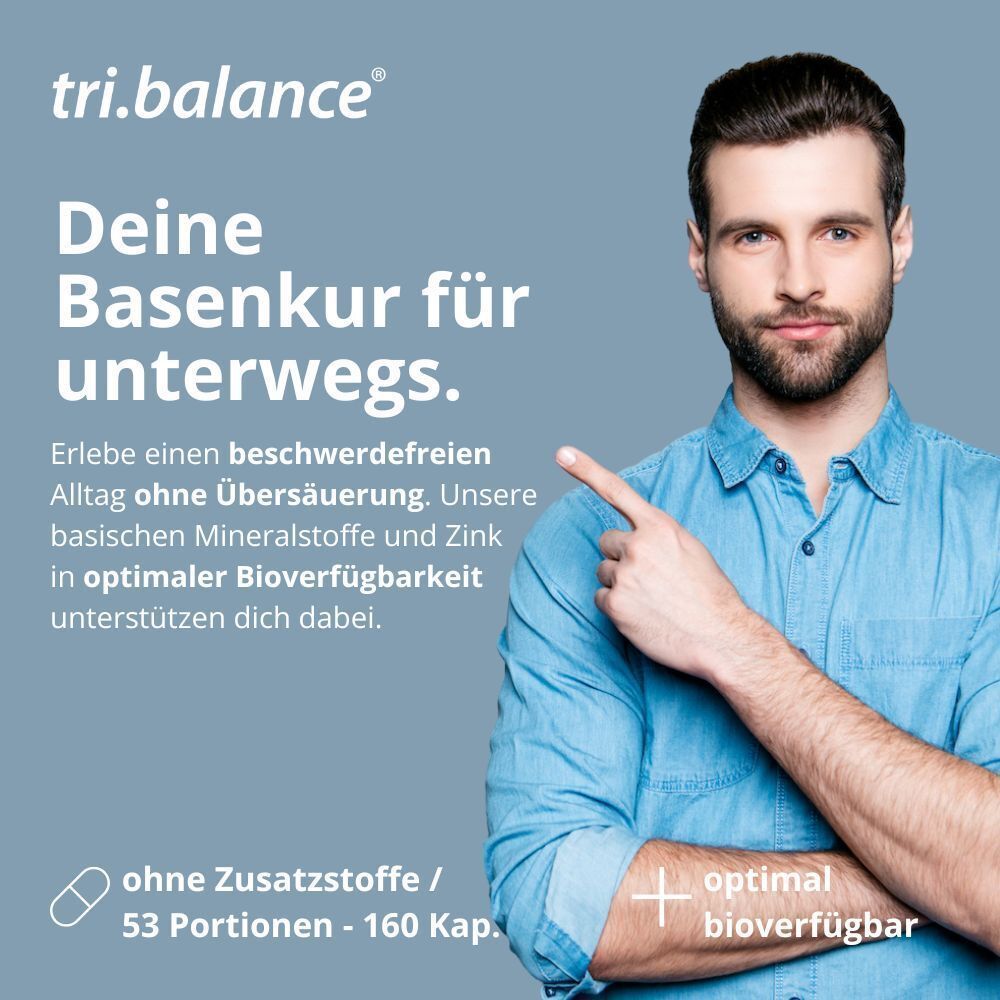 Mann zeigt auf Text. Text: Deine Basenkur für unterwegs. Ohne Zusatzstoffe. 53 Portionen - 160 Kapseln.