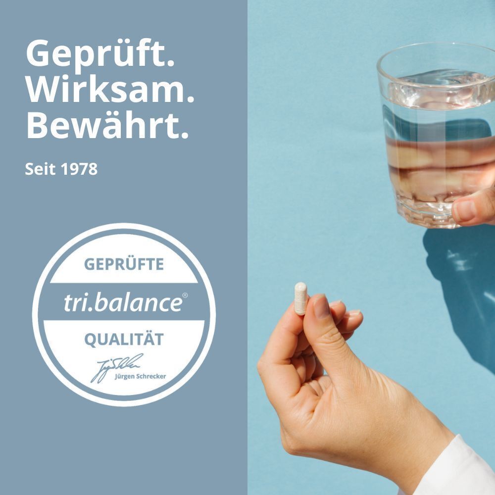 Hand hält Kapsel über Glas Wasser. Text: Geprüft. Wirksam. Bewährt. TRI.BALANCE Qualitätszertifikat.