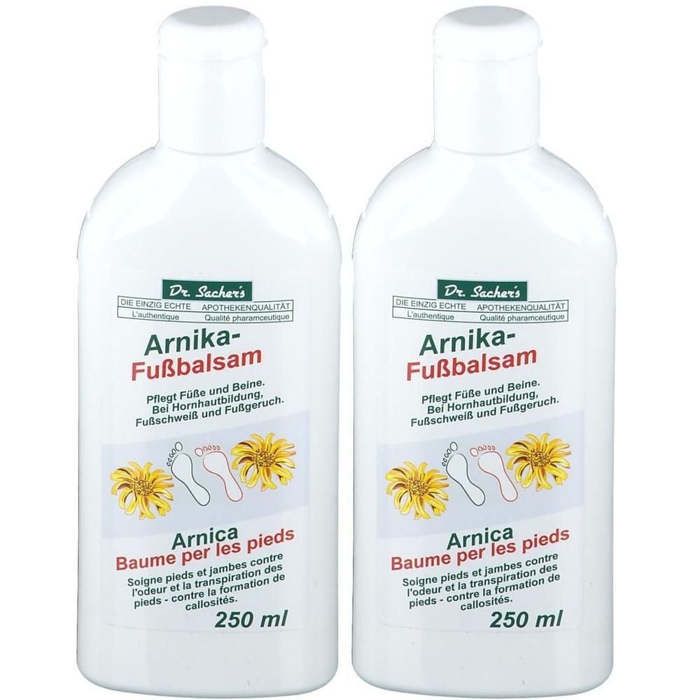 Zwei weiße Flaschen mit Etiketten. Aufschrift: Arnika-Fußbalsam. Enthält 250 ml. Mit floralen Illustrationen und Produktnamen.