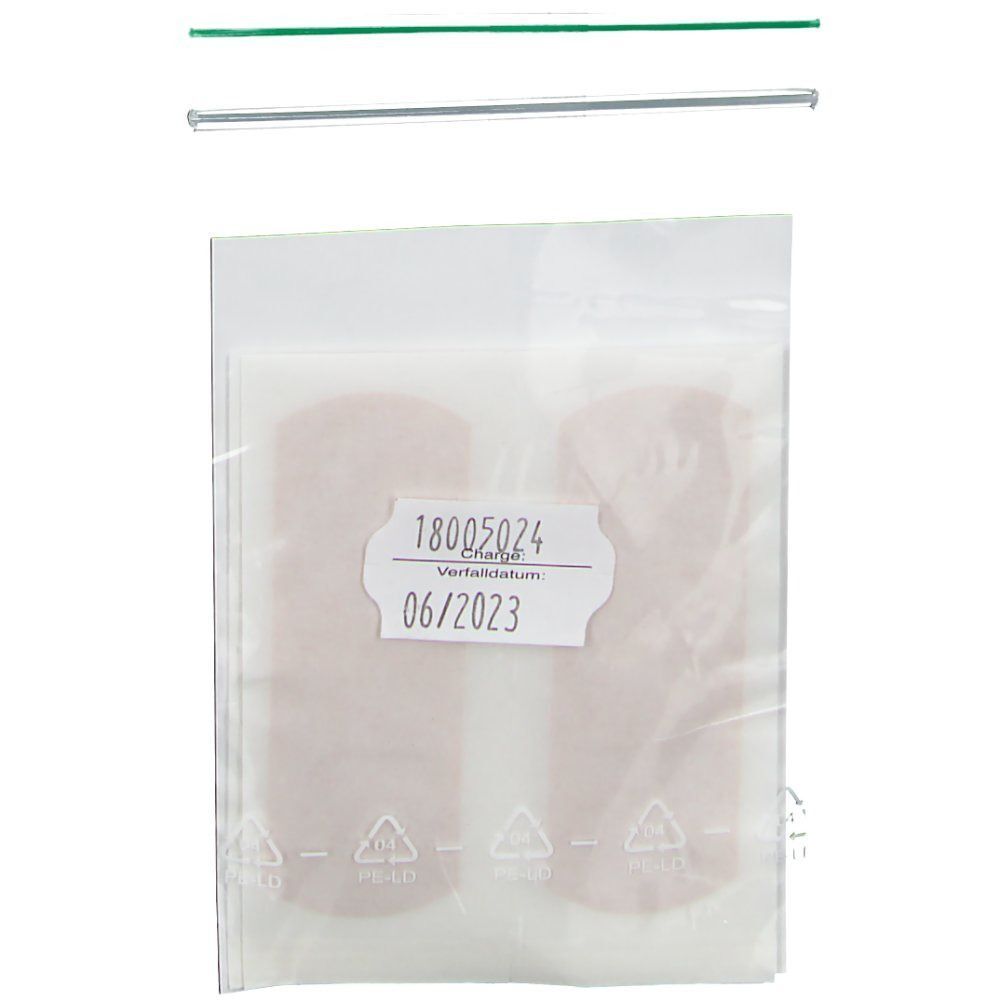 Zwei Pflasterstrips in transparenter Verpackung. Sichtbar ein Etikett mit Datum 06/2023. Grüne Verschlussnaht.