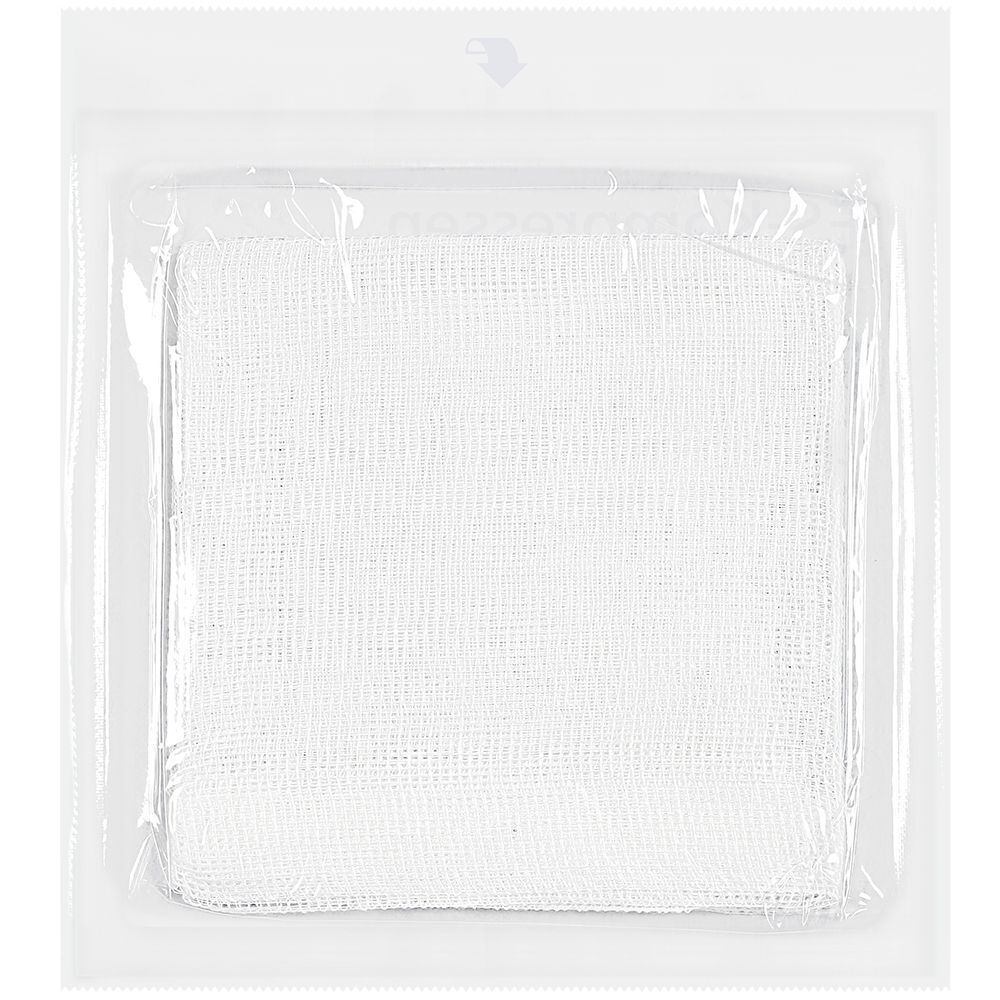 Sterile Kompresse in transparenter Folienverpackung. Quadratische Form, weißes Material, erkennbare Gewebestruktur.