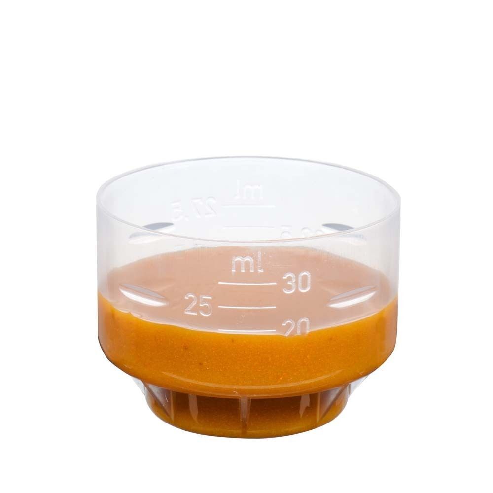 Ein Messbecher gefüllt mit orangefarbener Flüssigkeit, mit Markierungen für 20, 25 und 30 ml.