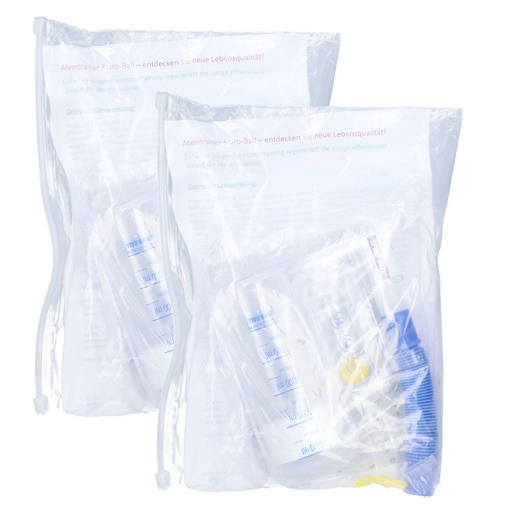 Zwei Atemtrainer-Sets in verschließbaren Plastiktüten. Jedes Set enthält einen Messbecher und Zubehör.