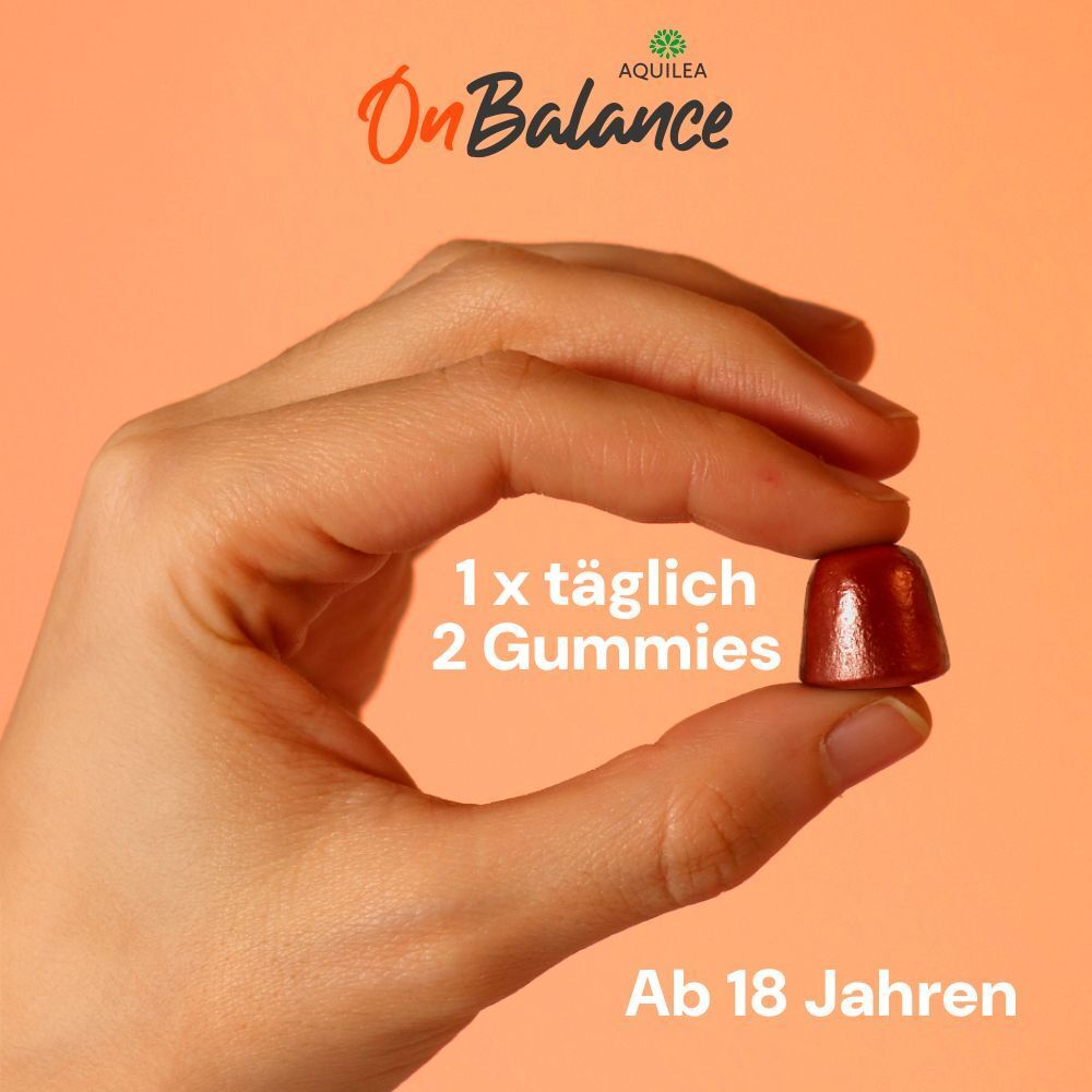 Hand hält eine einzelne Gummibärchen. Text: 1 x täglich 2 Gummies. Ab 18 Jahren. Hintergrund orange.