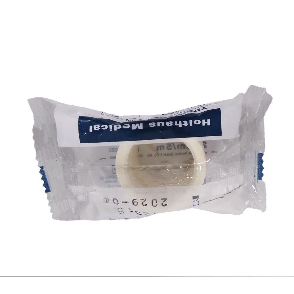 Hechtpflaster-Rolle in Folienverpackung. Aufdruck: 2,5 cm/5 m, Holthaus Medical. Haltbarkeitsdatum.