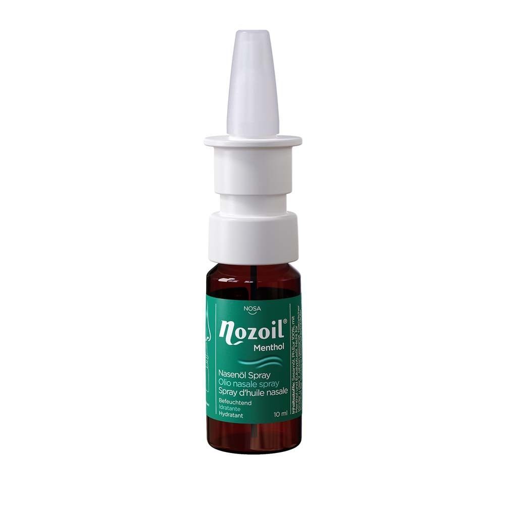 Eine Flasche Nozoil Menthol Nasenöl Spray. Braunes Glas, weißer Sprühkopf. Grüne und weiße Etikettierung mit Produktnamen.
