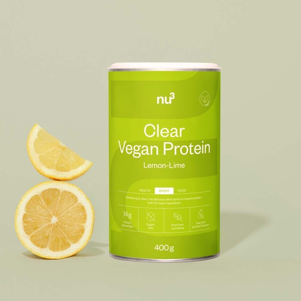 Eine Dose nu3 Clear Vegan Protein Lemon-Lime. Grüne Dose mit Produktnamen und Logos. Zitronenscheiben daneben.
