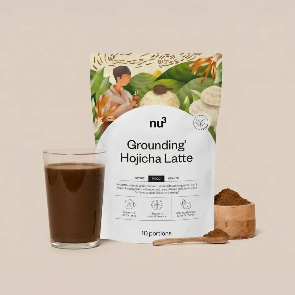 Beutel nu3 Grounding Hojicha Latte, Glas mit Getränk, Schale mit Pulver, Löffel. Produktname und Vegan-Siegel.