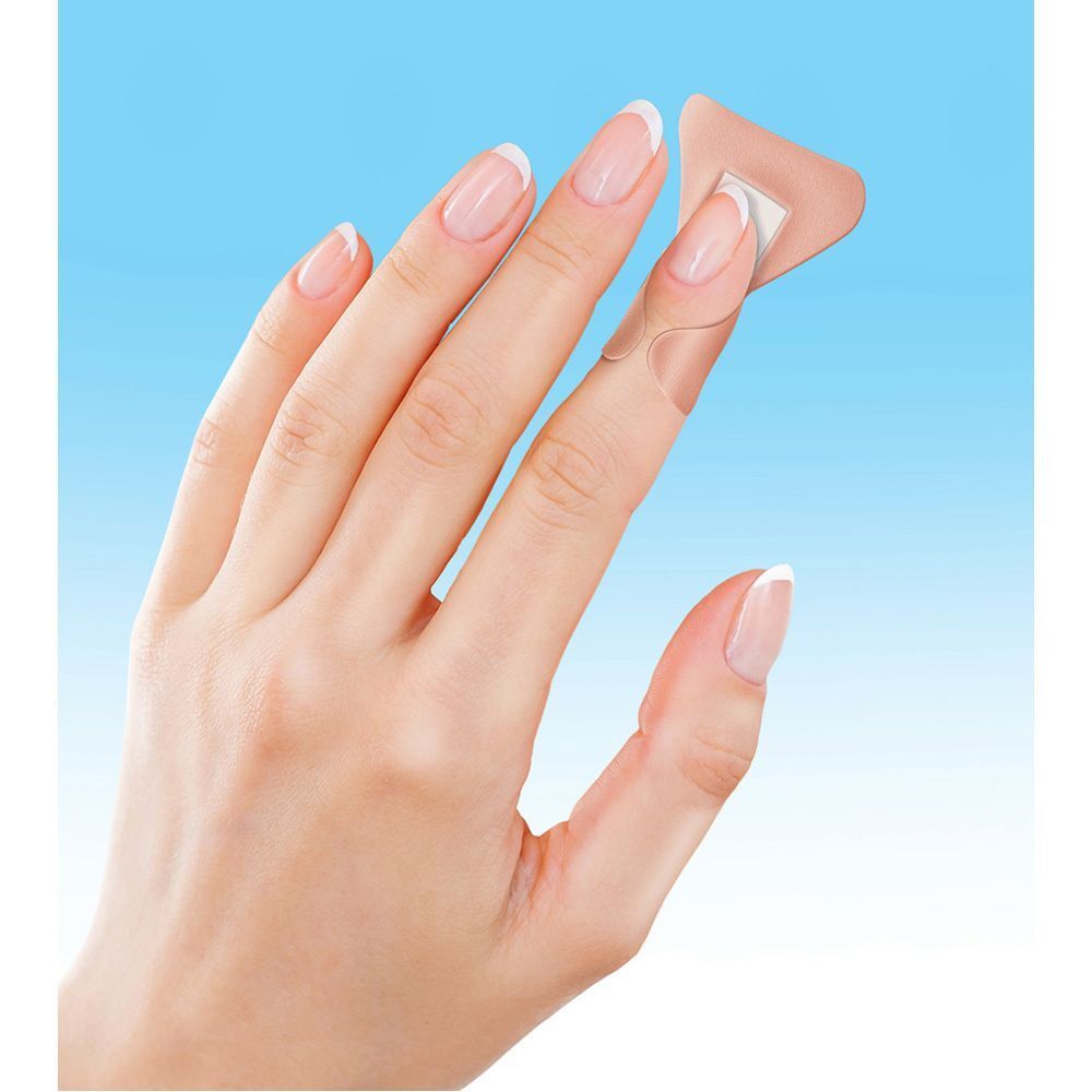 Hand mit Fingerpflaster. Pflaster auf dem Finger. Hintergrund: blauer Farbverlauf.