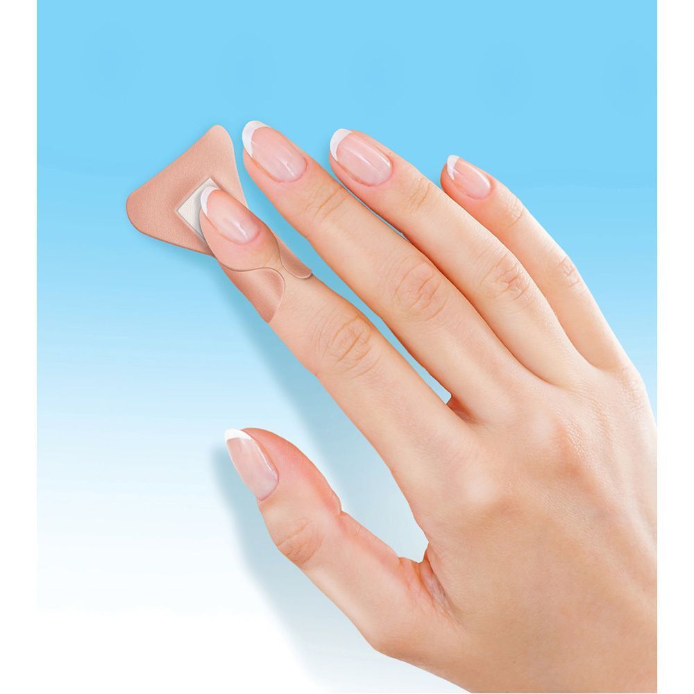 Hand mit Fingerpflaster. Pflaster auf dem Finger. Hintergrund: blauer Farbverlauf.