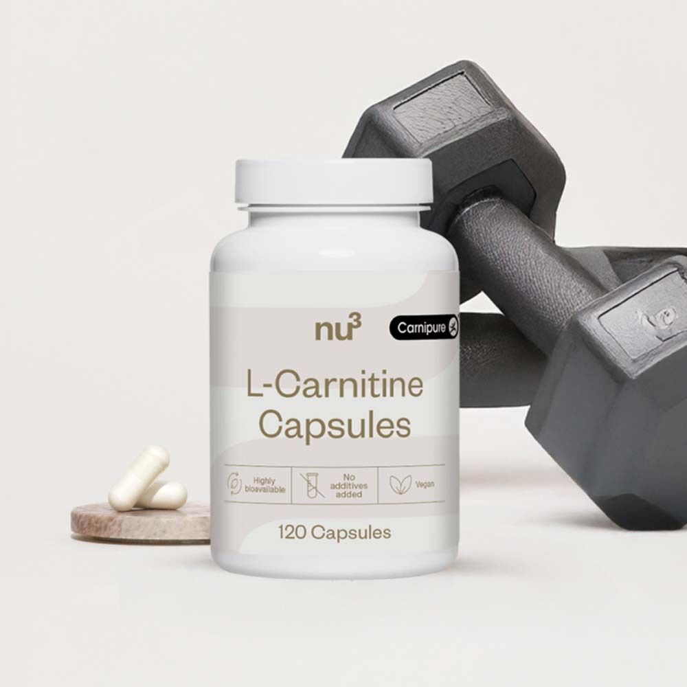 Weiße Flasche mit Etikett. Aufschrift: nu3 L-Carnitine Capsules, 120 Kapseln. Logos: hoch bioverfügbar, keine Zusatzstoffe, vegan. Daneben Kapseln und Hantel.