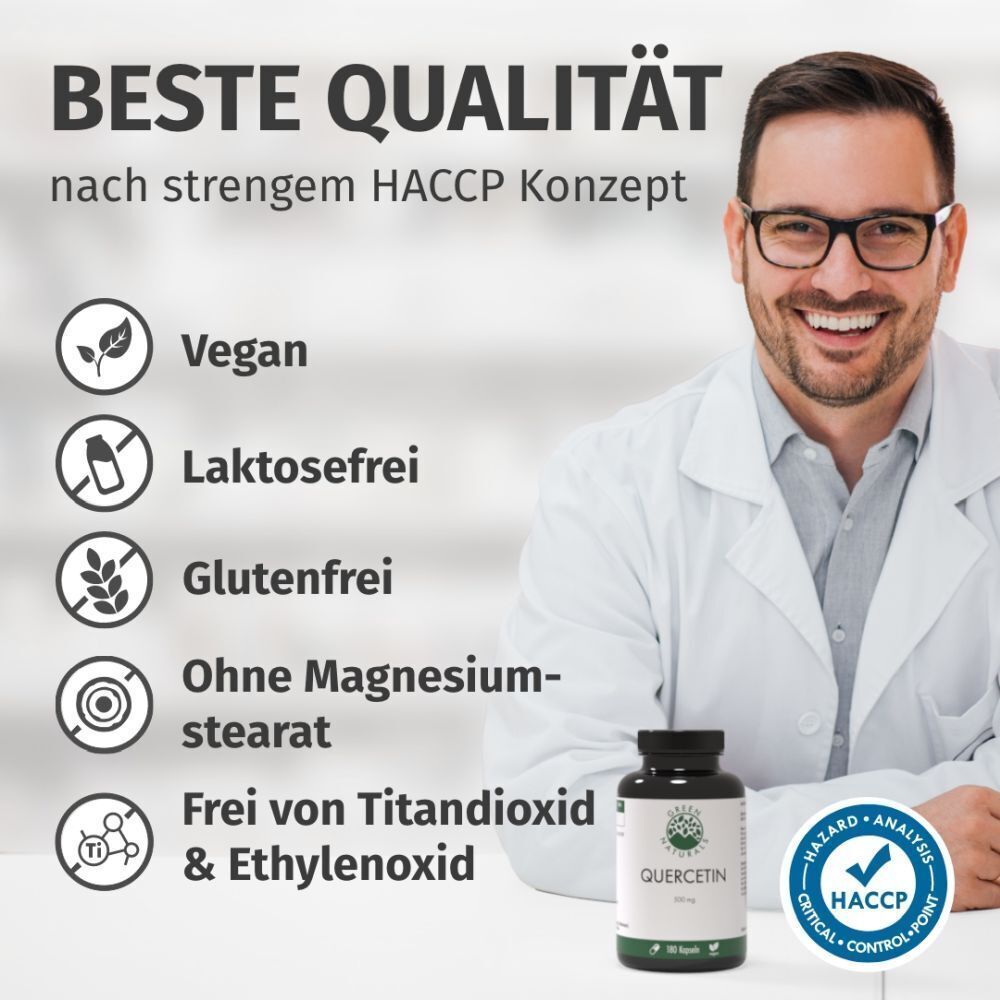 Mann mit Flasche. Aufschrift: QUERCETIN 500 mg. Logos: Vegan, laktosefrei, glutenfrei, ohne Magnesiumstearat, frei von Titandioxid & Ethylenoxid.