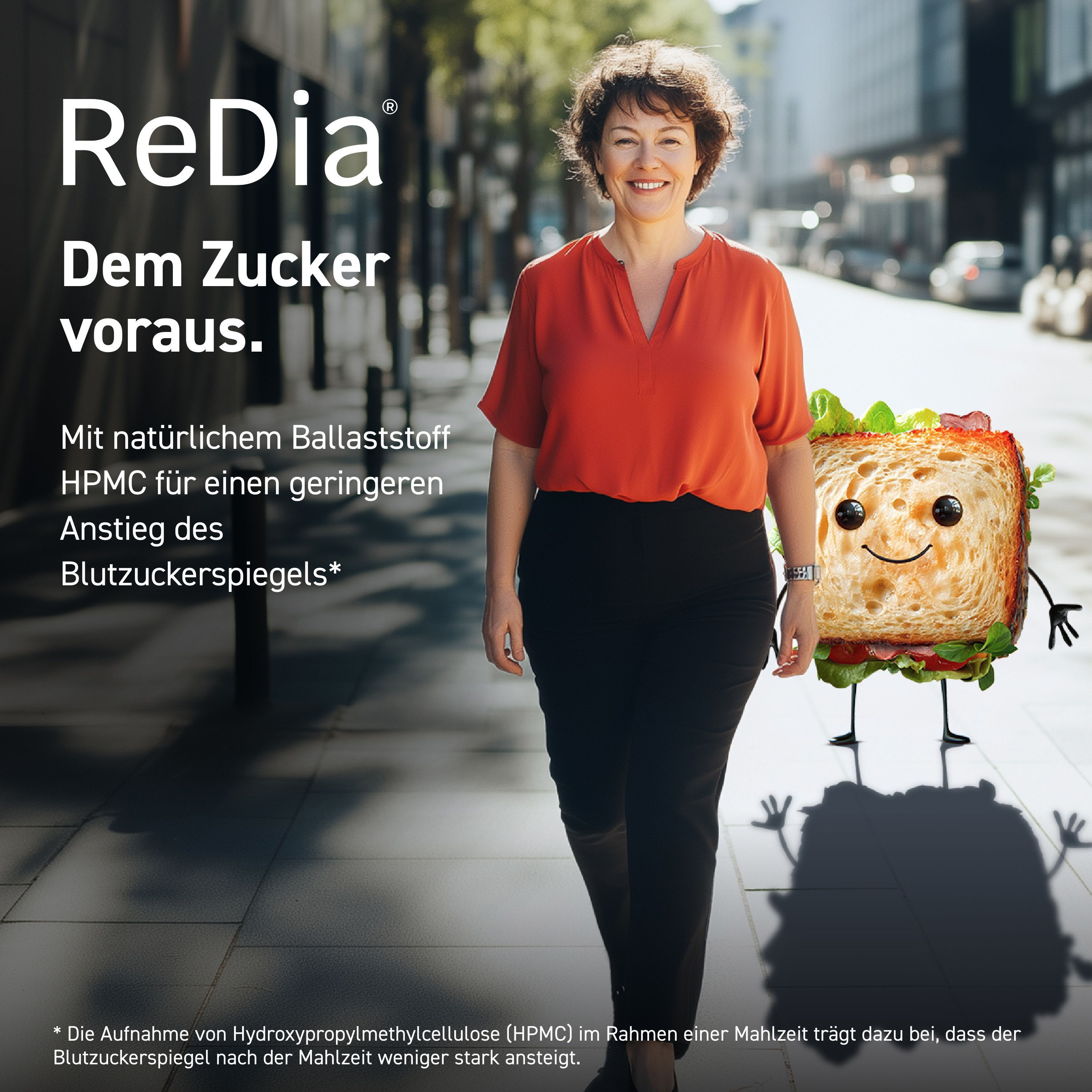 Frau geht auf einer Straße. Text: ReDia, Dem Zucker voraus. Sandwich-Figur. Text: Mit natürlichem Ballaststoff HPMC.