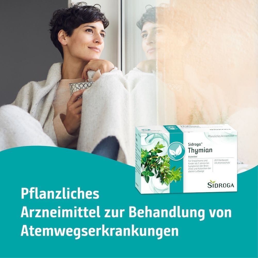 Frau mit Tasse neben Sidroga® Thymian Tee Packung, Text: Pflanzliches Arzneimittel zur Behandlung von Atemwegserkrankungen.