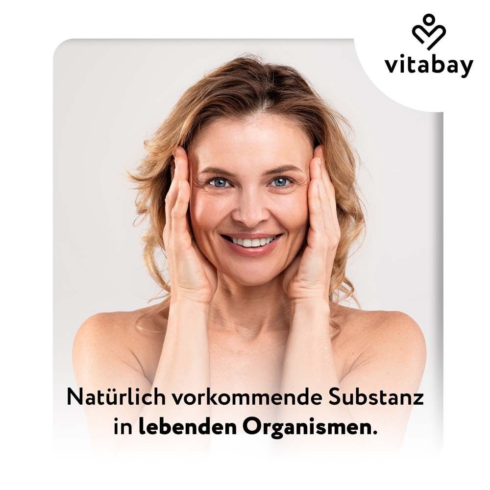 Frau berührt ihr Gesicht. Text: Natürlich vorkommende Substanz in lebenden Organismen. Marke: Vitabay.