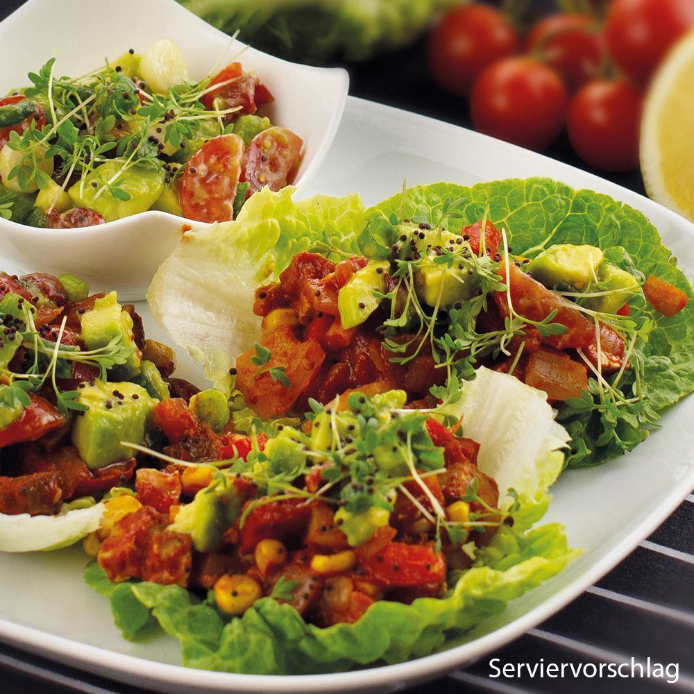 Drei Portionen Salat auf einem Teller. Salatblätter als Basis, belegt mit Gemüse und Avocado. Servierbeispiel.