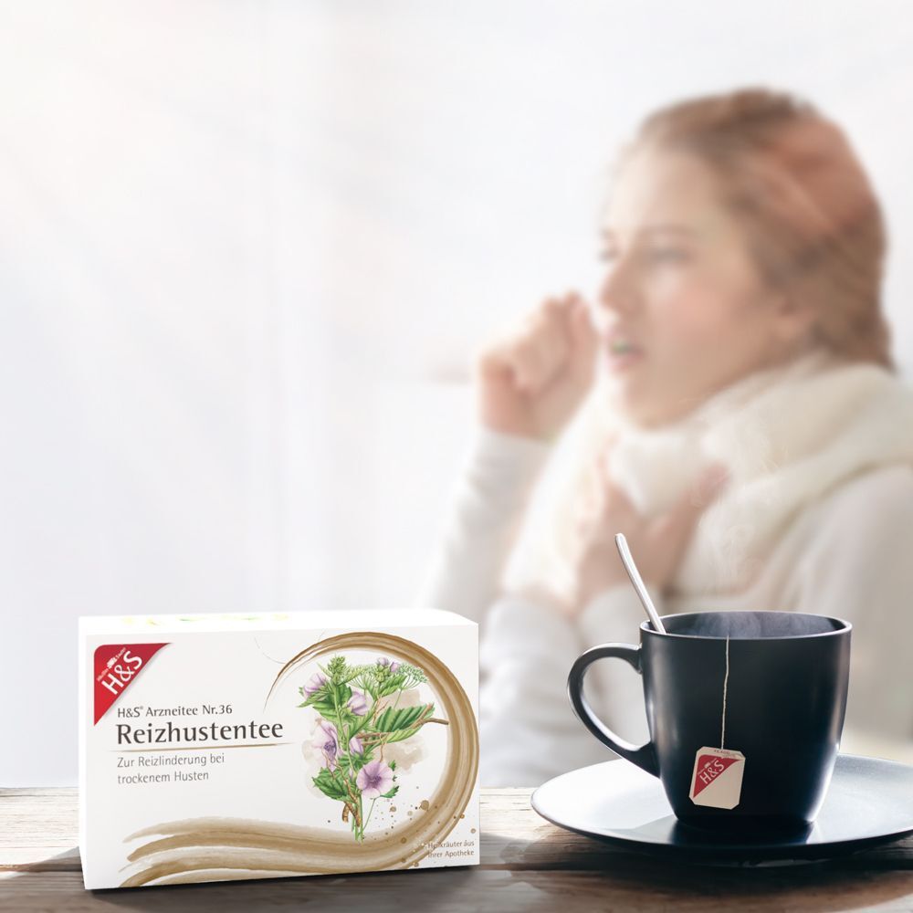 H&S Reizhustentee Nr. 36 Packung neben einer dampfenden Tasse Tee und einer hustenden Person.