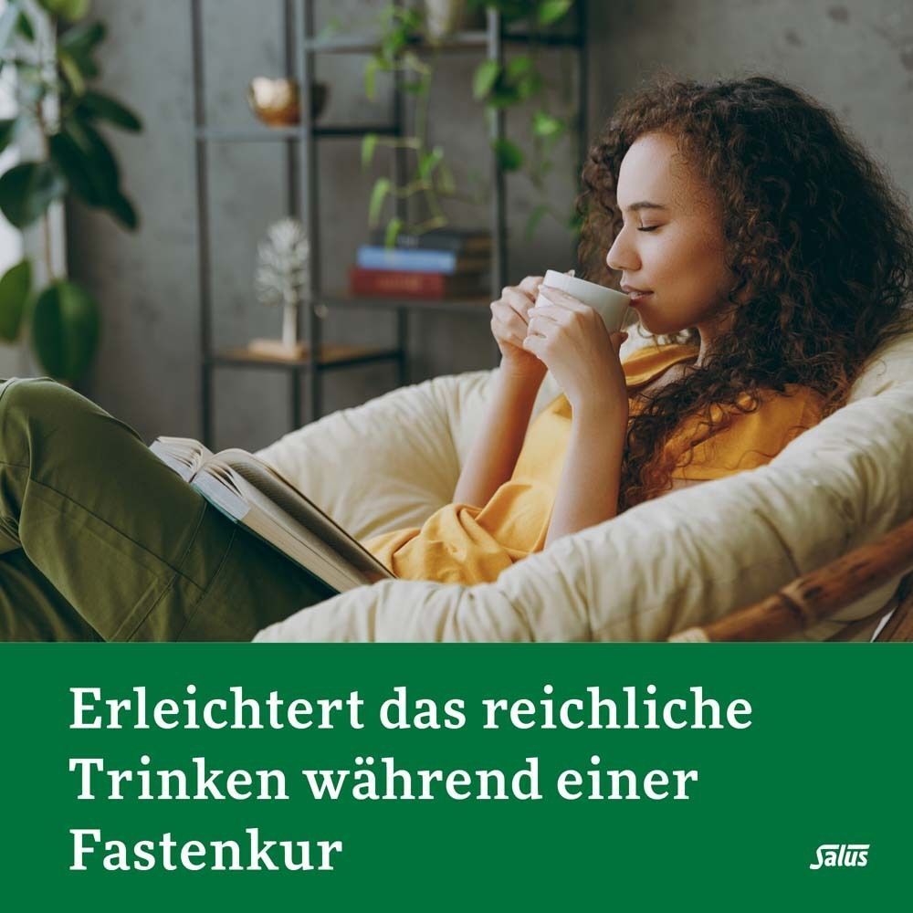 Frau trinkt Tee, liest Buch. Text: Erleichtert das reichliche Trinken während einer Fastenkur. Salus Logo.