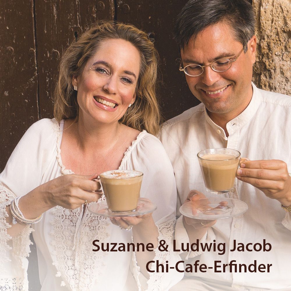 Zwei Personen halten Tassen Kaffee. Text: Suzanne & Ludwig Jacob, Chi-Cafe-Erfinder.