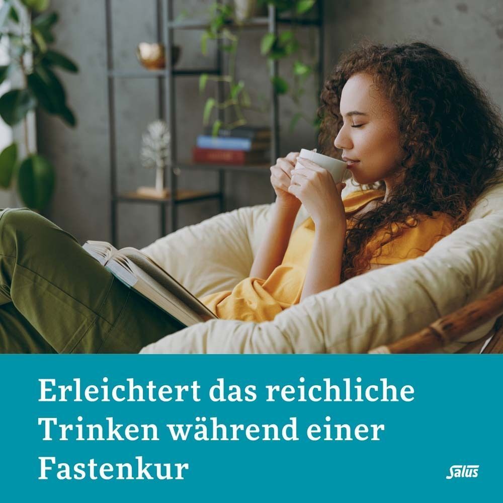 Eine Frau trinkt Tee, liest ein Buch. Text: Erleichtert das reichliche Trinken während einer Fastenkur. Logo Salus.