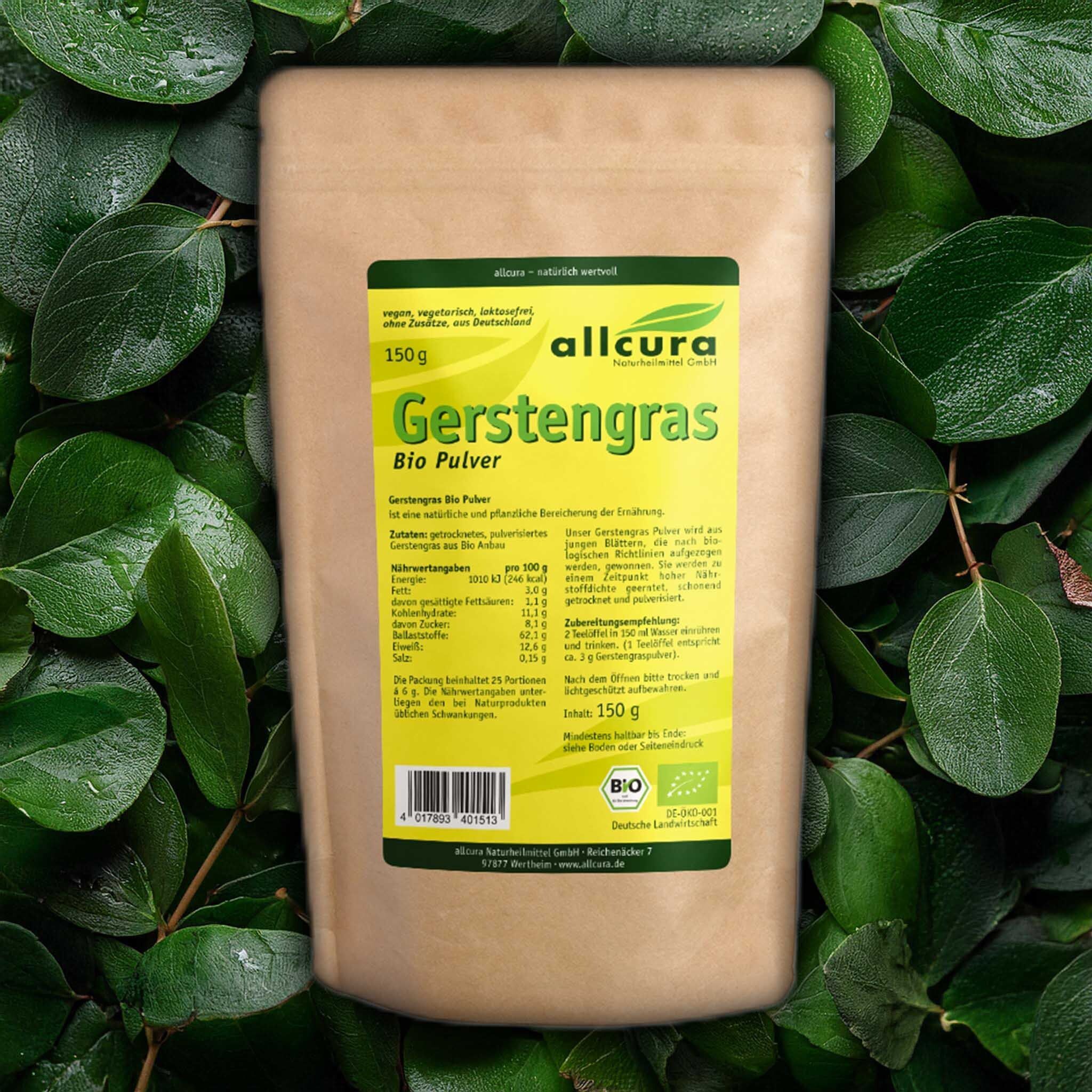 Beutel GERSTENGRASPULVER KBA Bio, braune Verpackung, gelbes Etikett, Bio-Siegel. Allcura Logo. Hintergrund: grüne Blätter.
