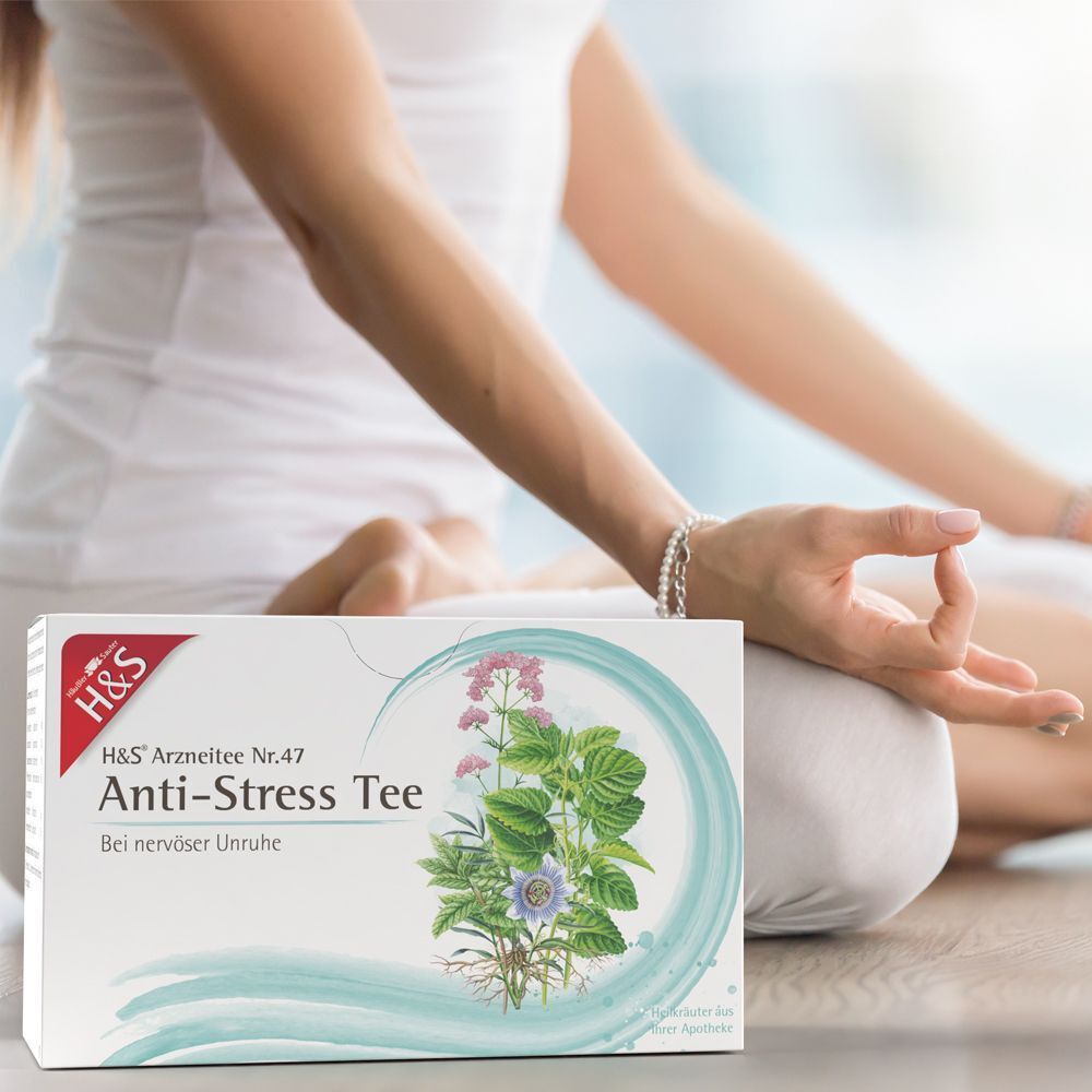 Packung H&S Anti-Stress Tee Nr. 47 vor einer Person in Meditationshaltung.