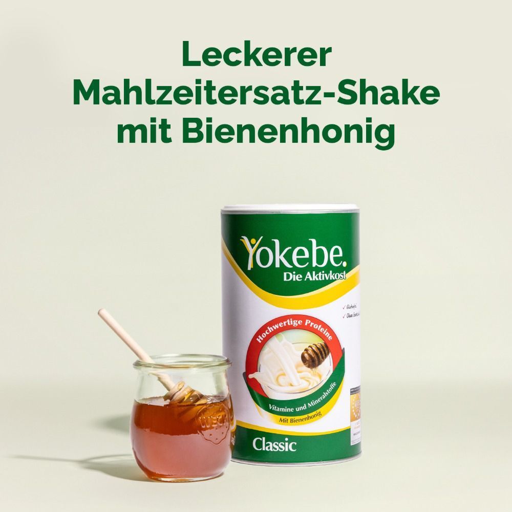 Dose Yokebe Classic neben Glas Honig und Löffel. Text: Leckerer Mahlzeitenersatz-Shake mit Bienenhonig.