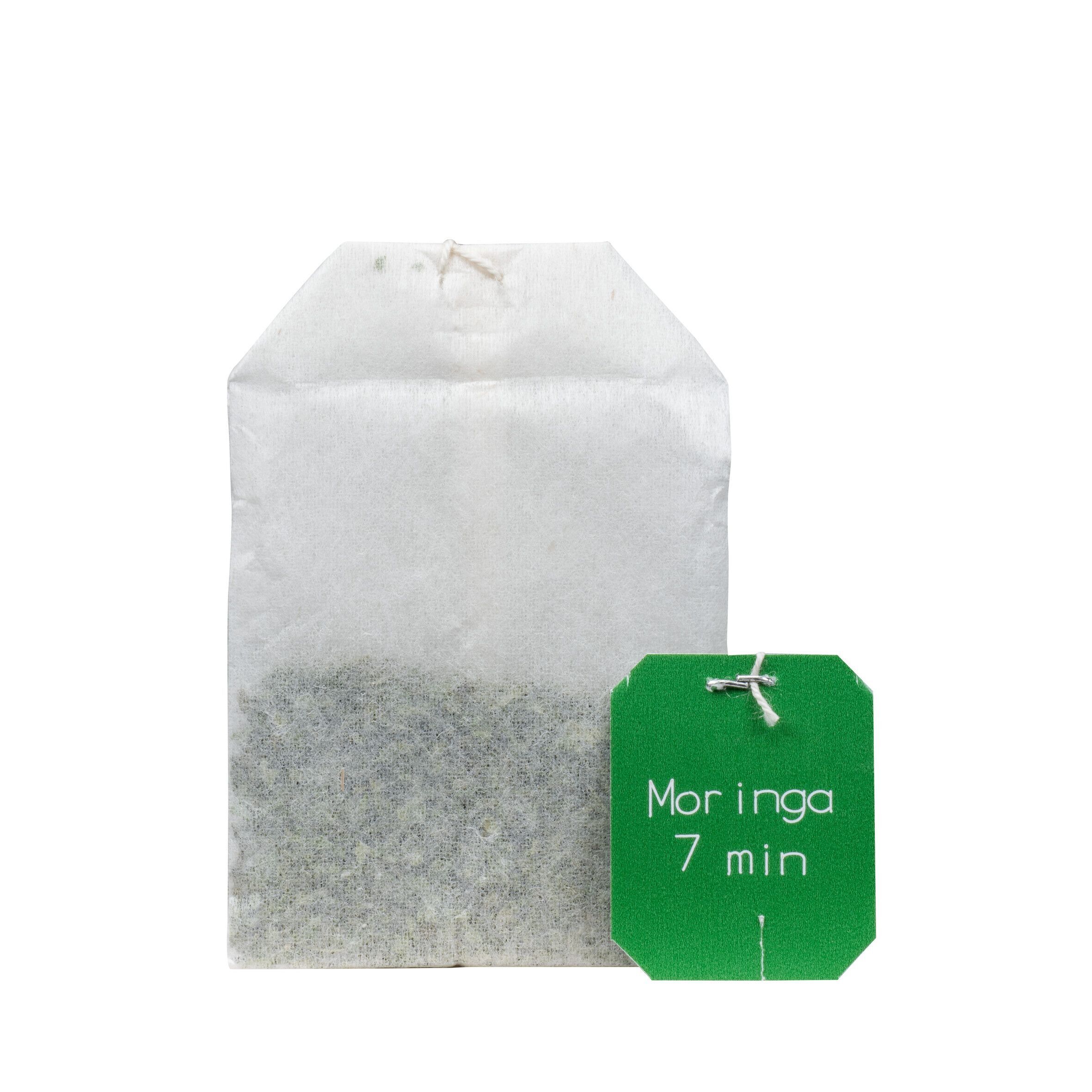 Einzelner Teebeutel und grünes Etikett mit Text: Moringa, 7 min.