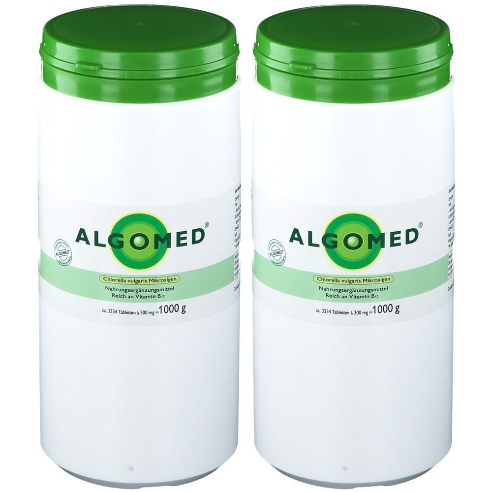 Zwei weiße Dosen mit grünem Deckel. Aufschrift "ALGOMED". Text: Chlorella vulgaris, Nahrungsergänzungsmittel, reich an Vitamin B. 1000g.