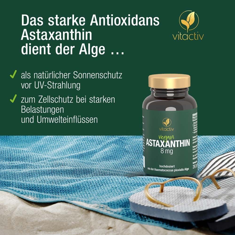 Flasche Vitactiv Astaxanthin 8 mg auf einem Strandtuch. Flip-Flops daneben.