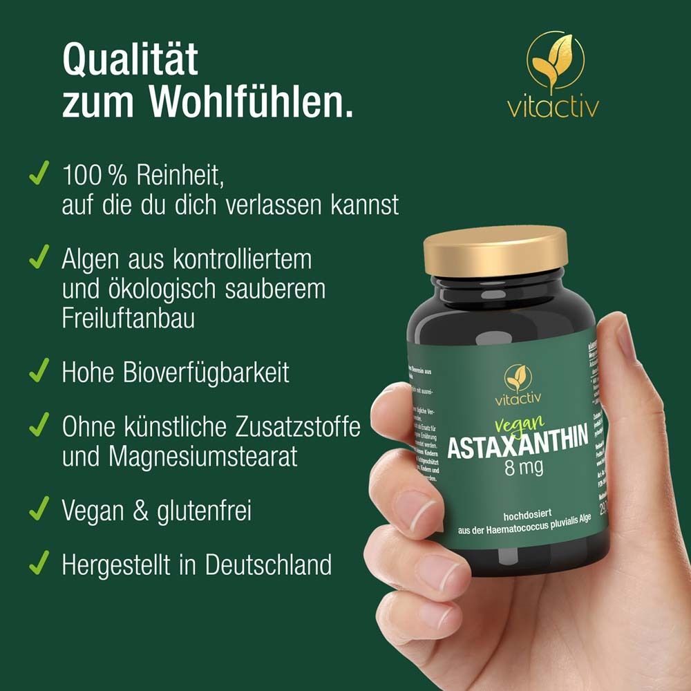 Hand hält eine Flasche Vitactiv Astaxanthin 8 mg. Grüne Checklisten mit Qualitätsmerkmalen.