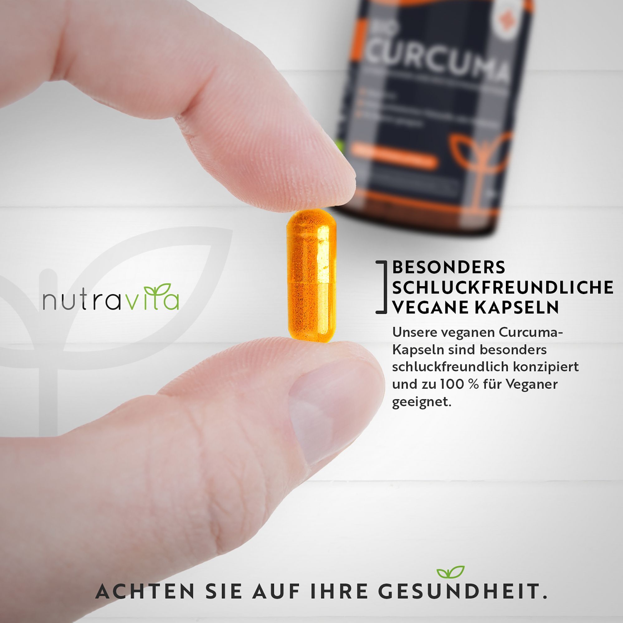 Hand hält eine gelbe Kapsel. Text: Besonders schluckfreundliche vegane Kapseln. Aufschrift: nutravita. Hintergrund: hellgrau.