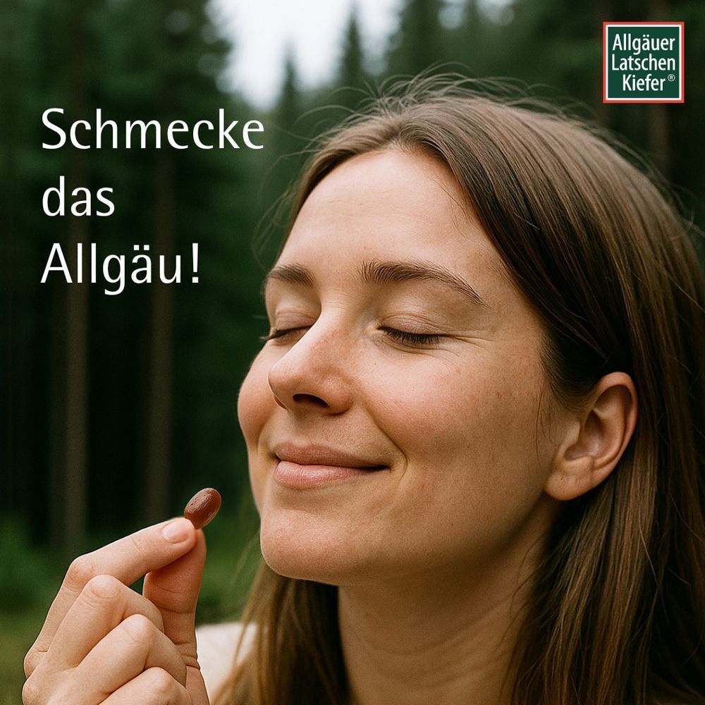 Frau hält Bonbon zwischen den Fingern. Aufschrift: Schmecke das Allgäu! Im Hintergrund Bäume.
