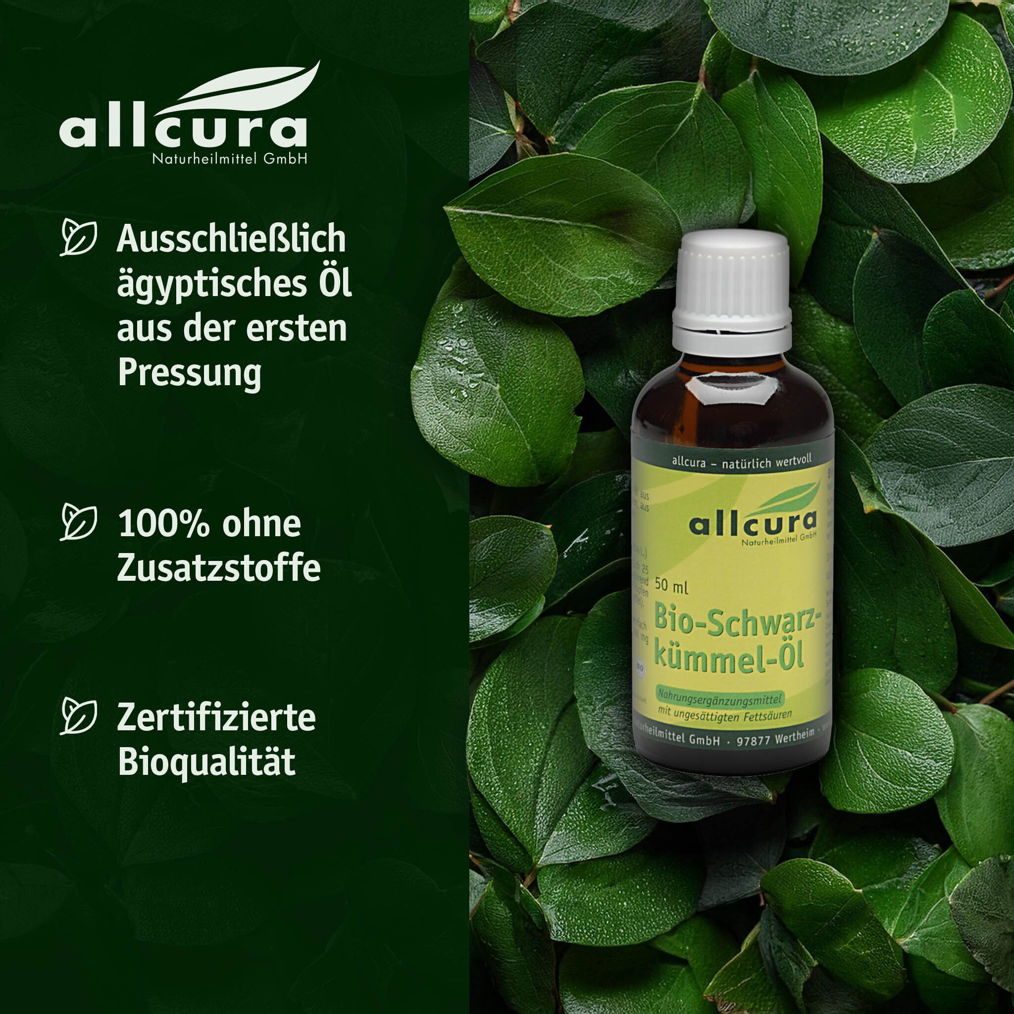 Eine Flasche Bio-Schwarzkümmelöl vor grünem Hintergrund. Aufschrift: allcura, Bio-Schwarzkümmel-Öl, 50 ml. Text: ägyptisches Öl, ohne Zusatzstoffe, Bioqualität.