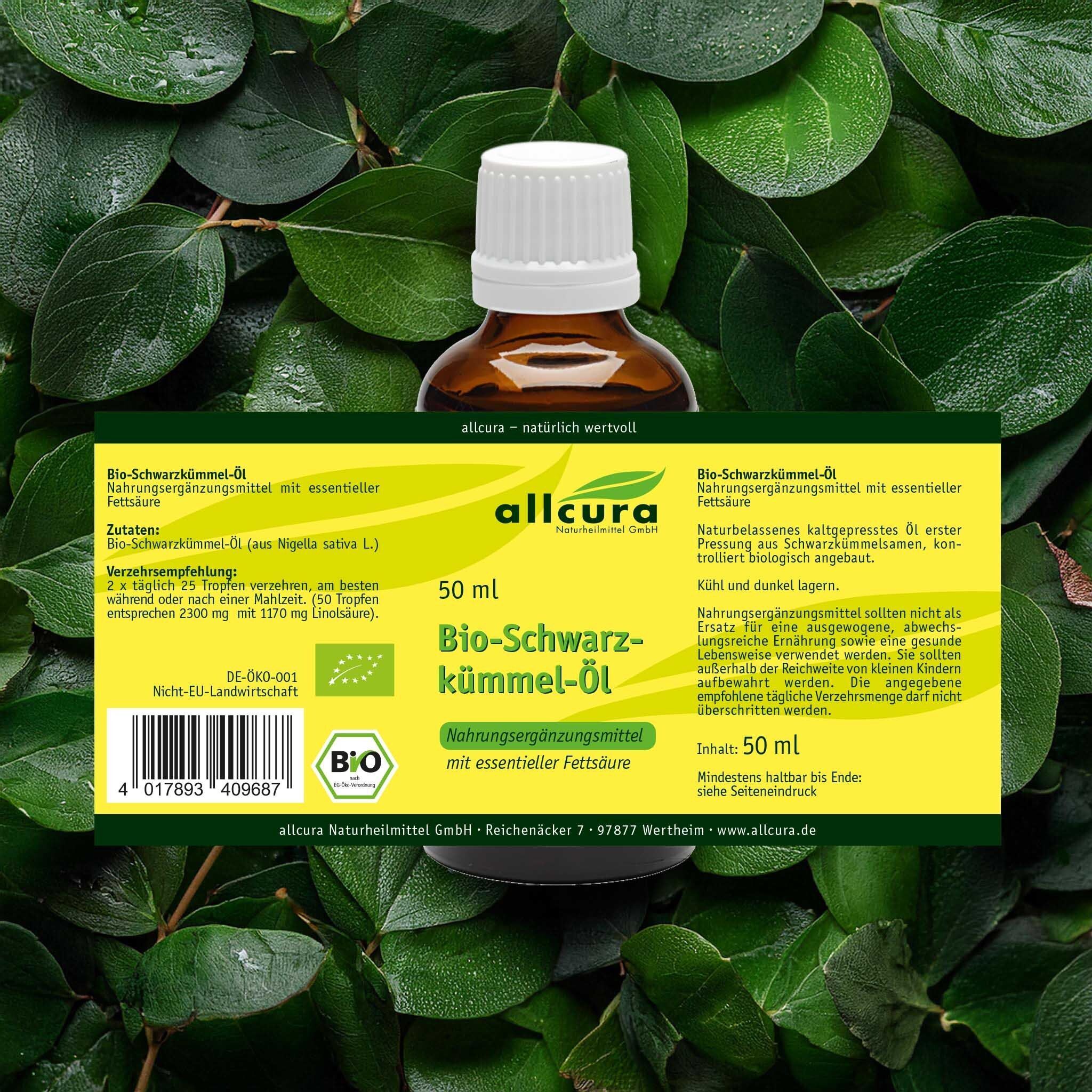 Flasche Bio-Schwarzkümmelöl mit Etikett vor grünem Hintergrund. Aufschrift: allcura, Bio-Schwarzkümmel-Öl, 50 ml, Bio-Siegel.