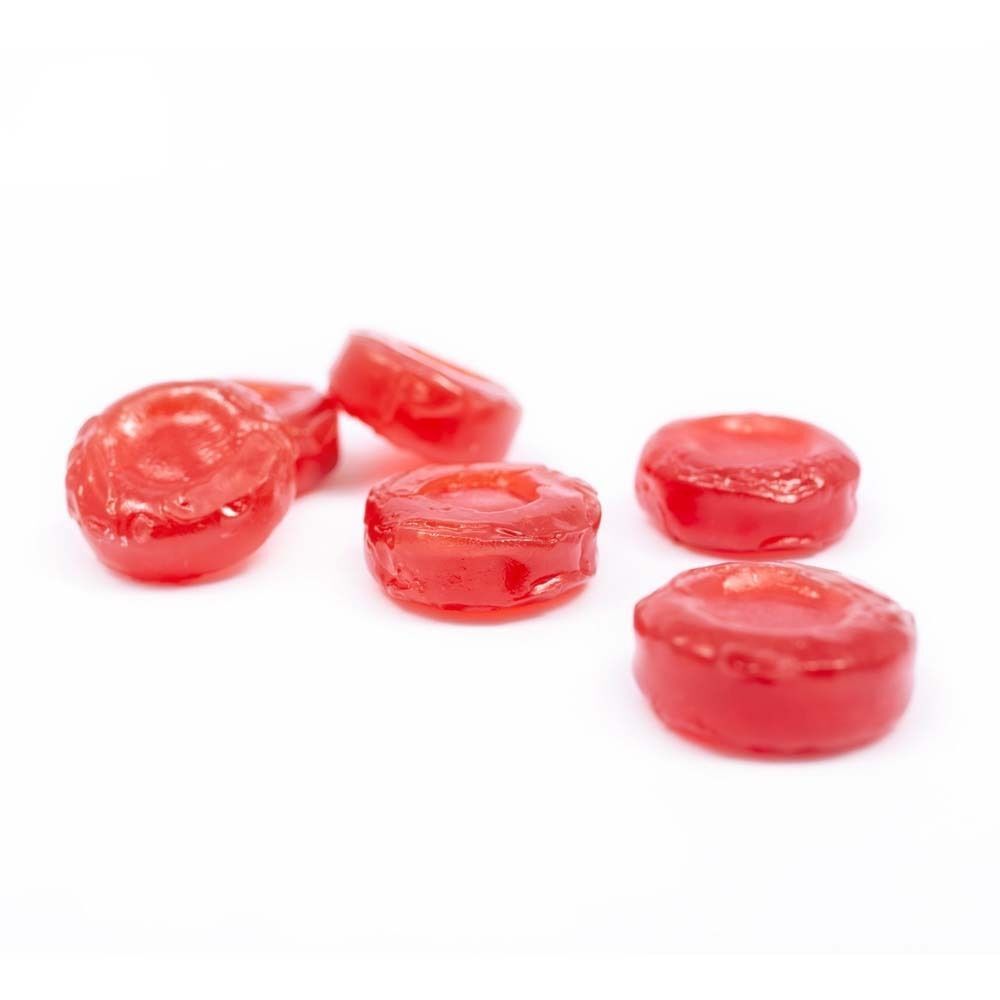 Mehrere rote Hustenbonbons. Runde Form, leicht transparent.