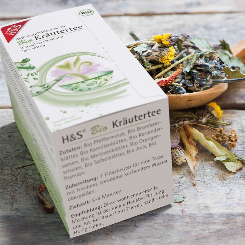 Geöffnete Packung H&S Bio Kräutertee Filterbeutel. Zutatenliste und Zubereitungshinweise. Kräuter in Holzlöffel daneben.