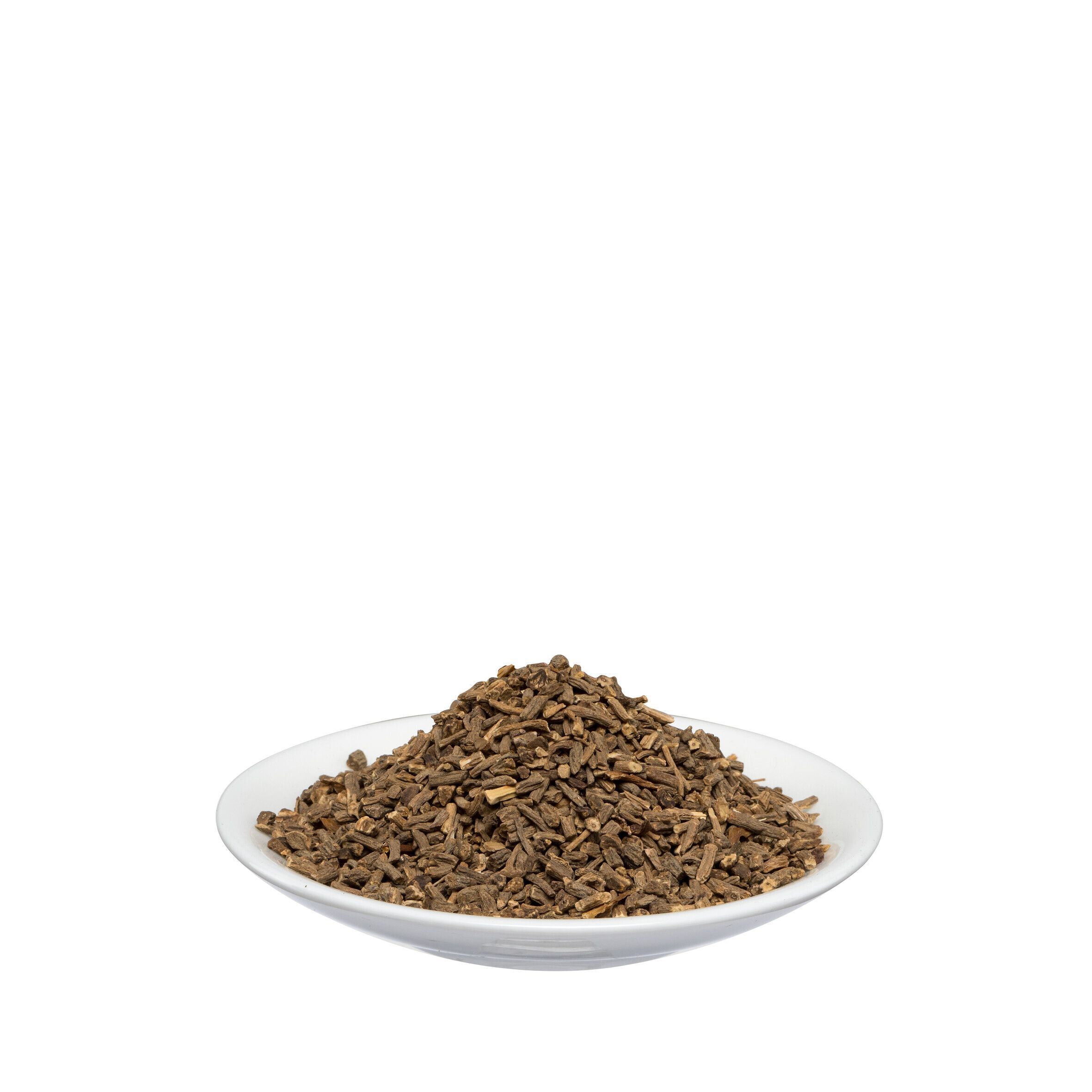 Eine weiße Schale mit getrockneter Baldrianwurzel.