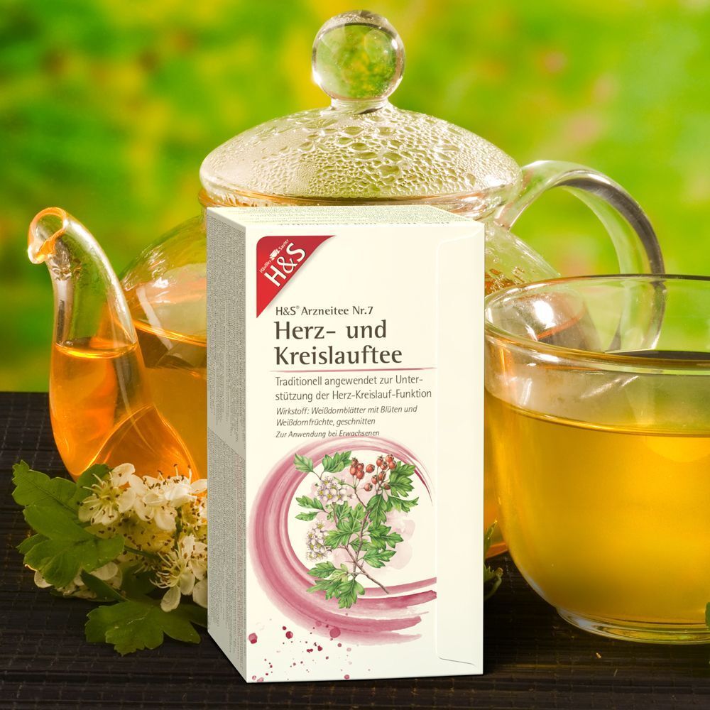 Packung H&S Herz- und Kreislauftee Nr. 7 neben einer Teekanne und einer Tasse.