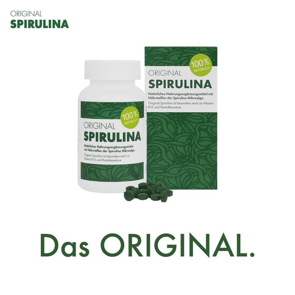 Weiße Flasche und Karton mit "ORIGINAL SPIRULINA" Aufschrift. Grüne Tabletten daneben. Text: "Das ORIGINAL."
