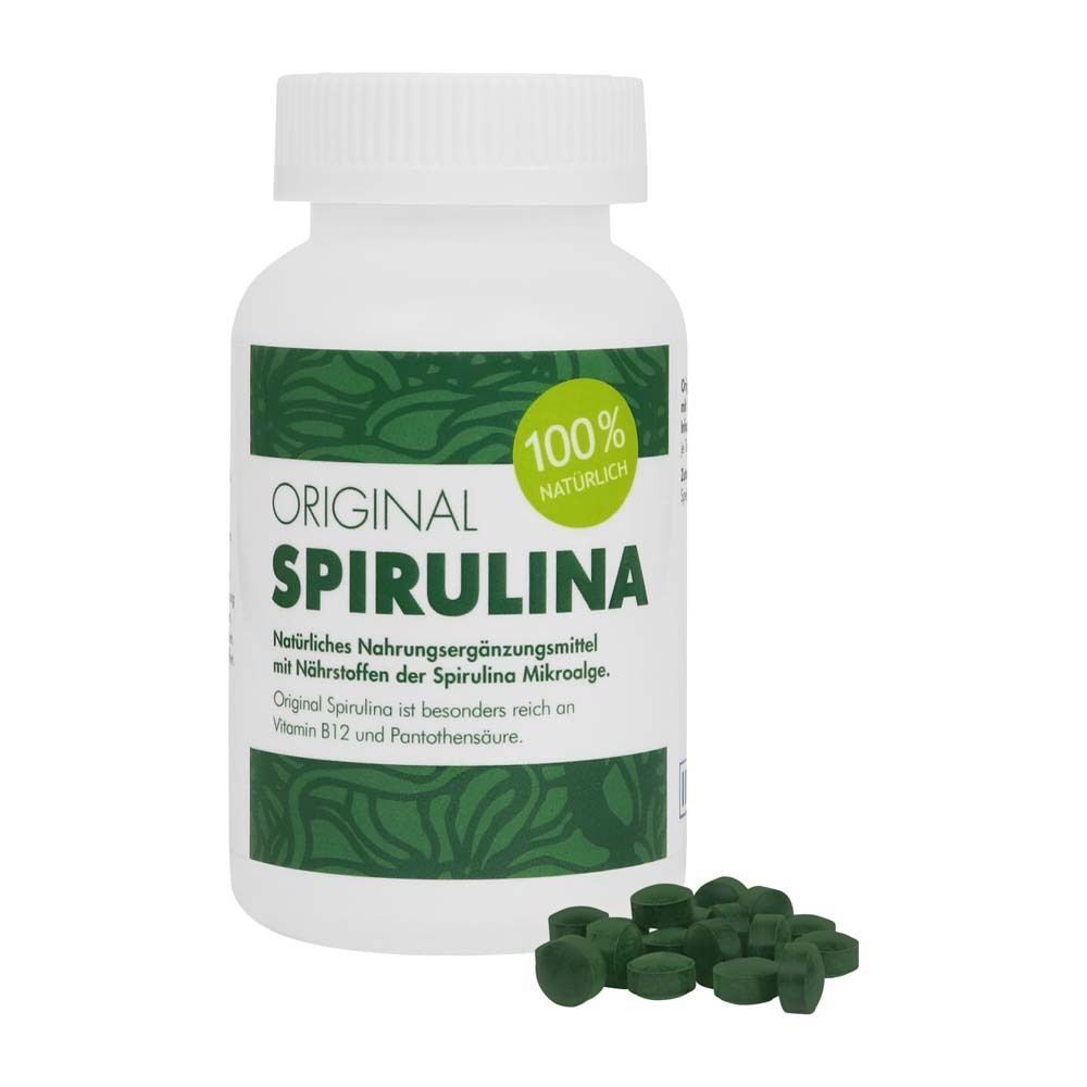 Weiße Flasche mit "ORIGINAL SPIRULINA" Aufschrift. Grüne Tabletten daneben. 100% natürlich.