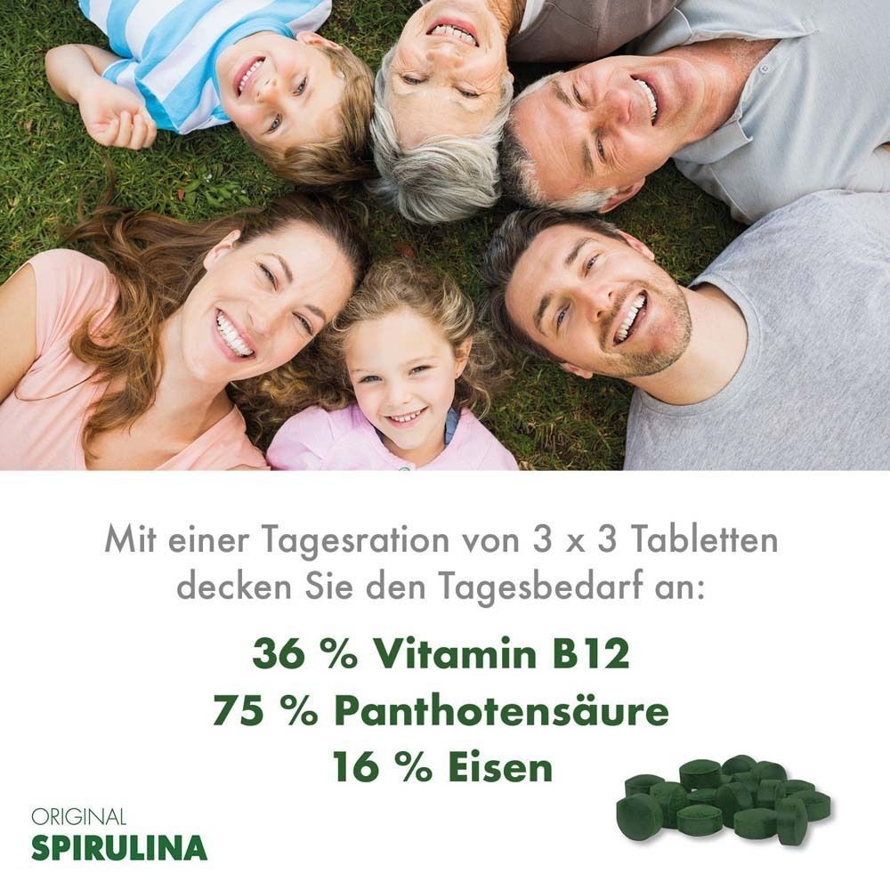Menschen liegen im Gras. Text: "36% Vitamin B12, 75% Pantothensäure, 16% Eisen". Grüne Tabletten.