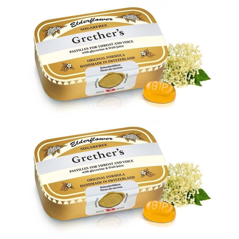 Zwei Schachteln mit Pastillen. Aufschrift: Elderflower, Grether's, Pastillen für Hals und Stimme. Blüten und eine Pastille daneben.