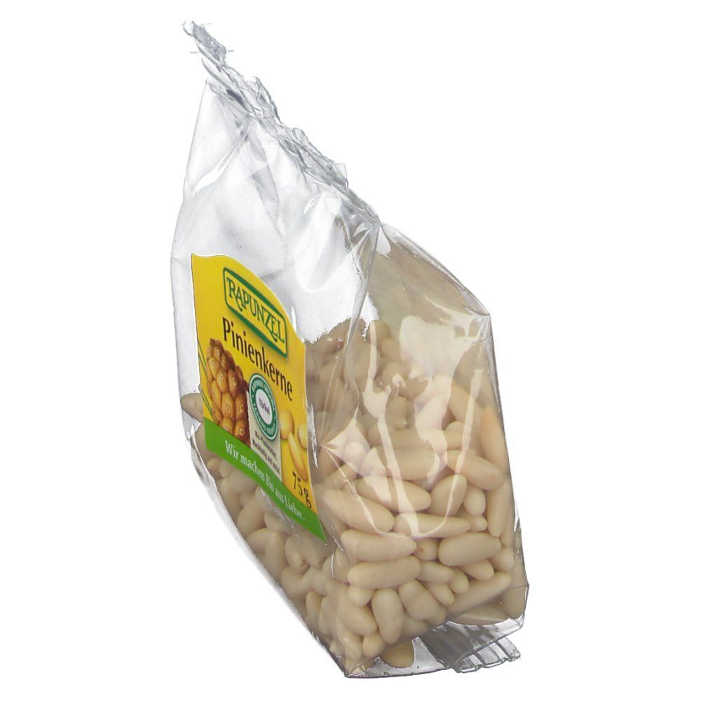 Transparenter Beutel mit Pinienkernen. Gelbes Etikett mit "RAPUNZEL" und "Pinienkerne". 75g. Bio-Siegel. Beutel leicht schräg.