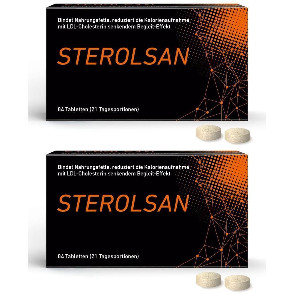 Zwei Schachteln STEROLSAN Tabletten. Schwarze Verpackung mit orangefarbenem Design. 84 Tabletten (21 Tagesportionen). Zwei Tabletten daneben.