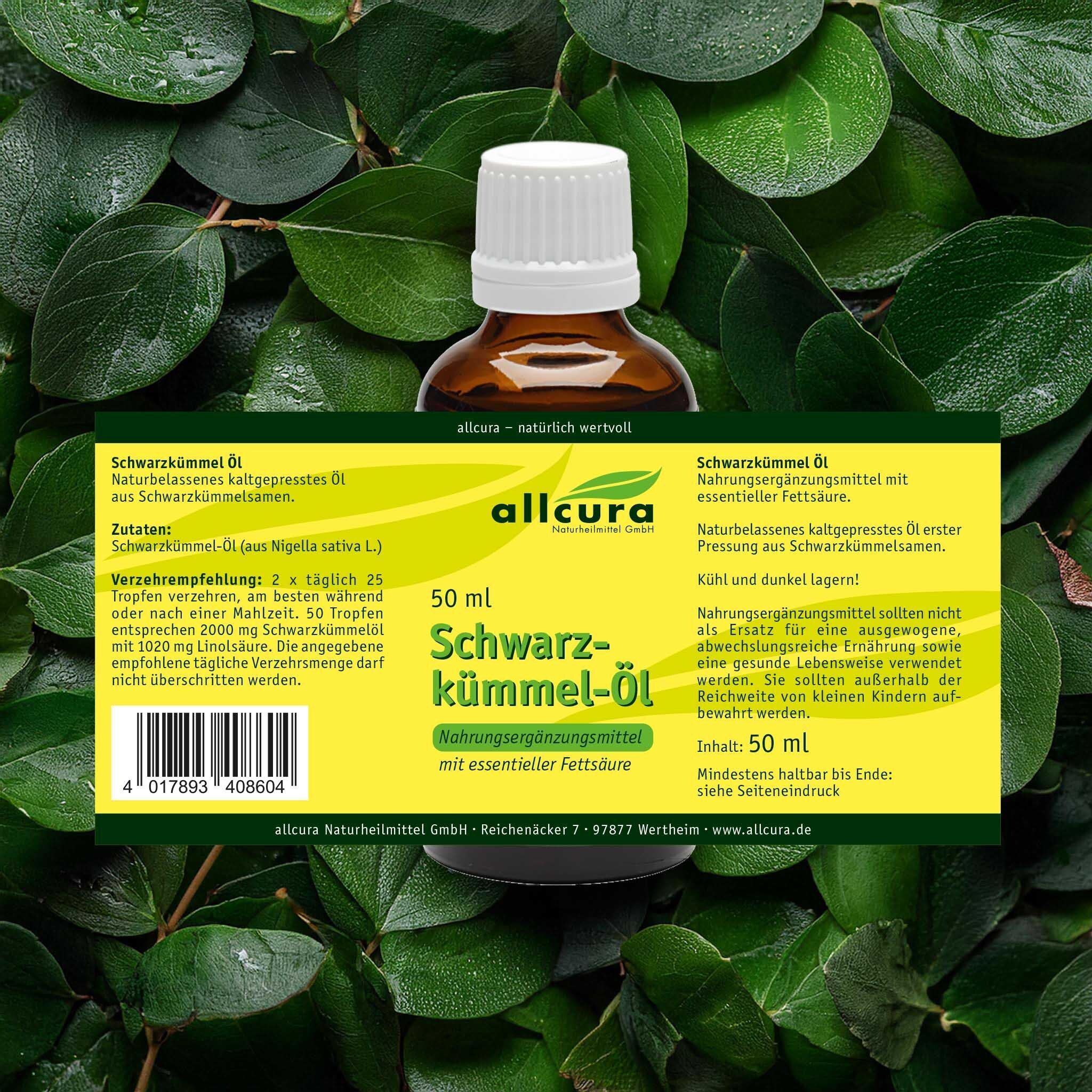 Braune Glasflasche mit weißem Verschluss, umgeben von Blättern. Aufkleber mit Text: allcura, 50 ml, Schwarzkümmelöl.