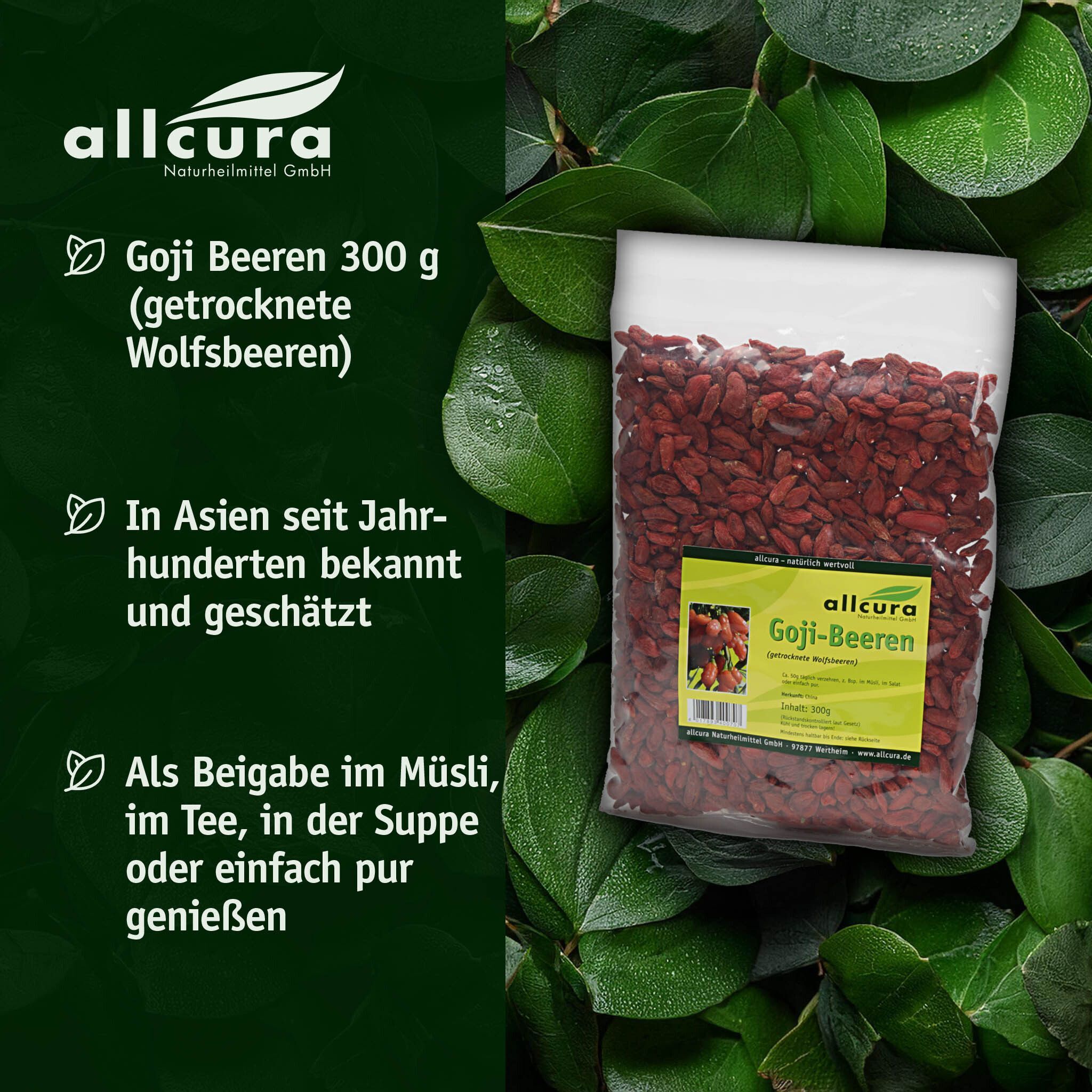 Goji-Beeren in einem transparenten Beutel. Aufdruck mit Produktname und Logo. Hintergrund: grüne Blätter.